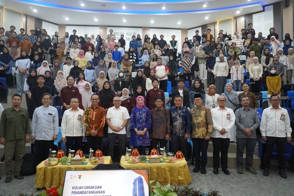 Foto bersama acara kuliah umum dan penandatanganan