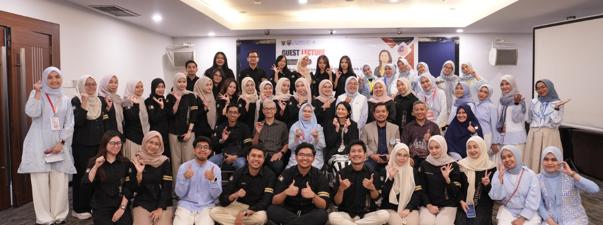 Group photo at guest lecture event indoors