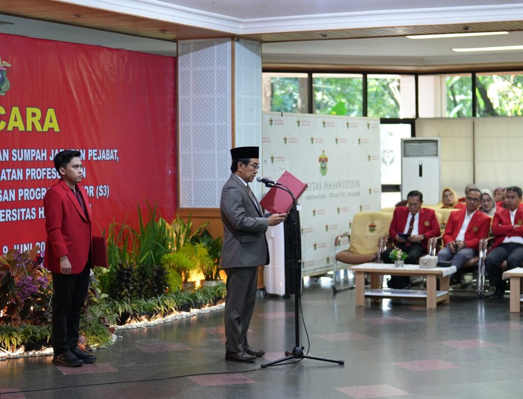 Pembacaan sumpah jabatan di Universitas Hasanuddin
