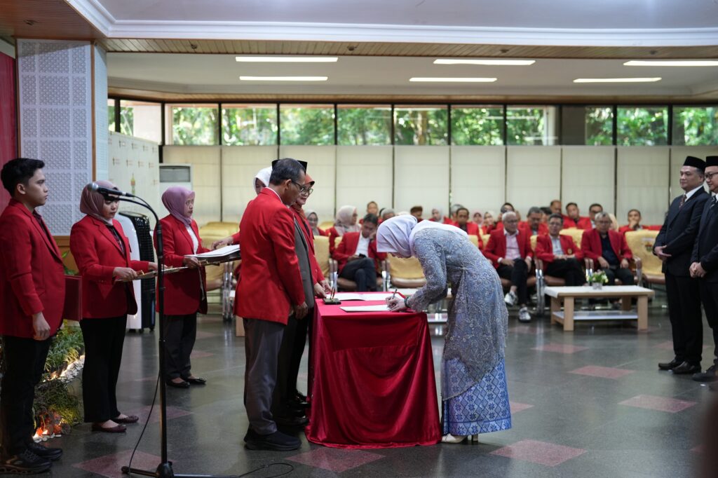 Penandatanganan dokumen pada upacara resmi dalam ruangan