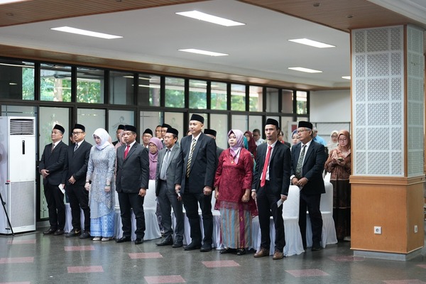 Sejumlah pejabat berdiri dalam acara resmi indoor