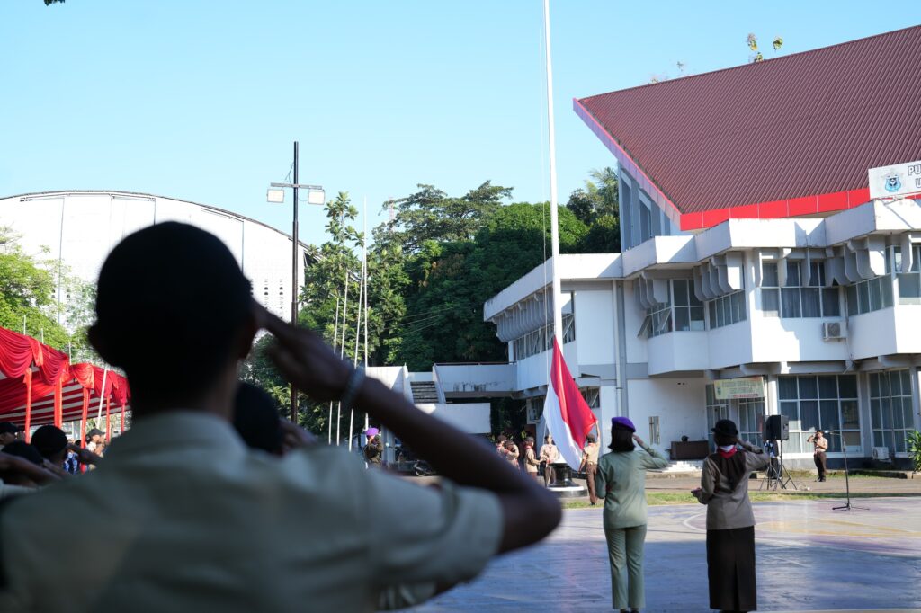 Upacara pengibaran bendera di halaman gedung