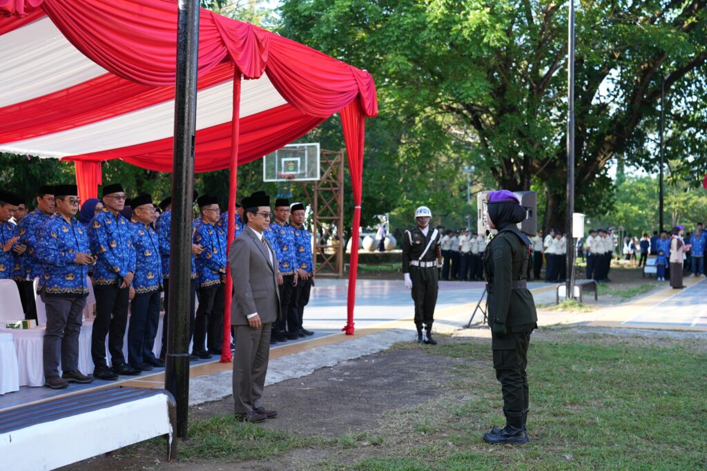 Upacara resmi dengan pejabat dan petugas berseragam