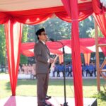 Pria berpidato di podium acara luar ruangan