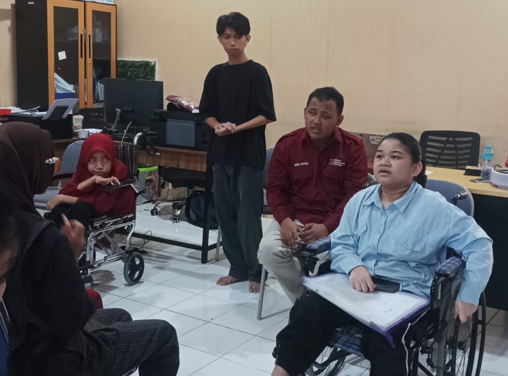 Diskusi kelompok di ruang kantor dengan kursi roda