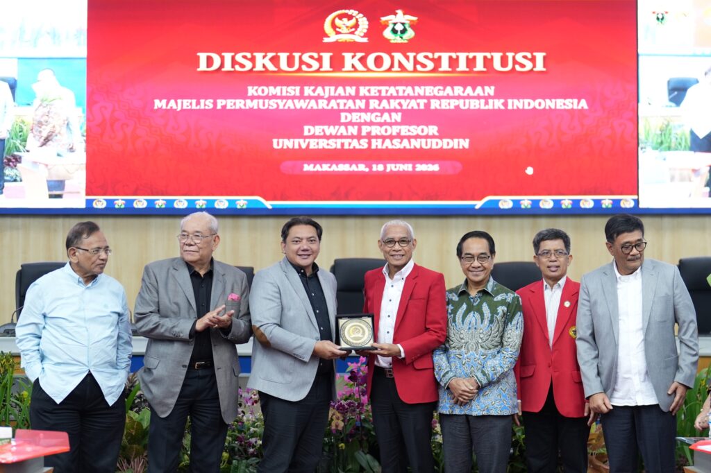 Officials exchange plaque at Indonesian constitutional discussion event