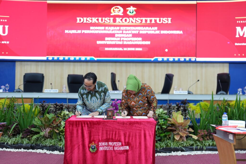 Officials sign documents at constitutional discussion event