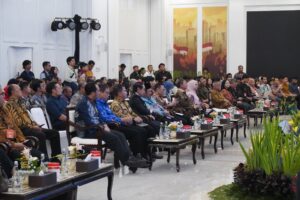 Audiens menghadiri acara resmi di aula besar