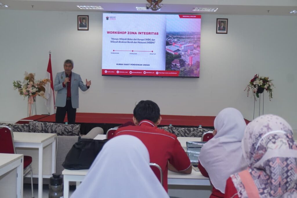 Pembicara presentasi di Workshop Zona Integritas Unhas