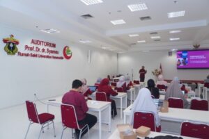 Suasana seminar di auditorium rumah sakit universitas