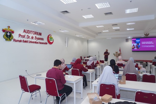 Suasana seminar di auditorium rumah sakit universitas