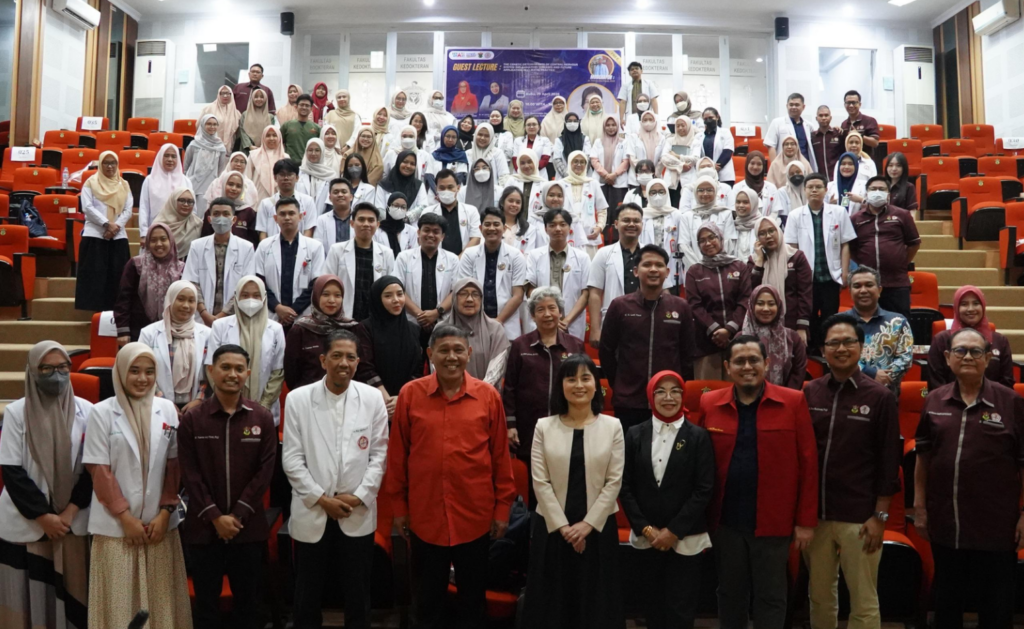 Large group photo at medical guest lecture