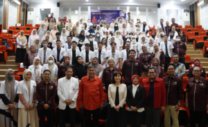 Large group photo at medical guest lecture