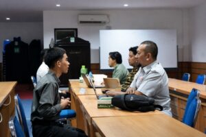 Wawancara di ruang kelas dengan beberapa pria