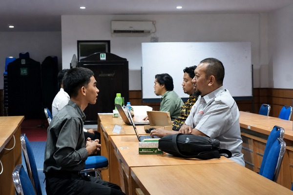 Wawancara di ruang kelas dengan beberapa pria