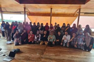 Kelompok orang berfoto di panggung kayu