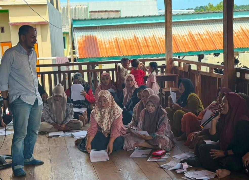 Kelompok perempuan mengikuti diskusi di aula terbuka