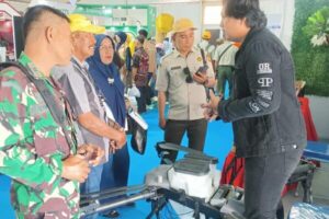 Demonstrasi drone kepada petugas di pameran teknologi