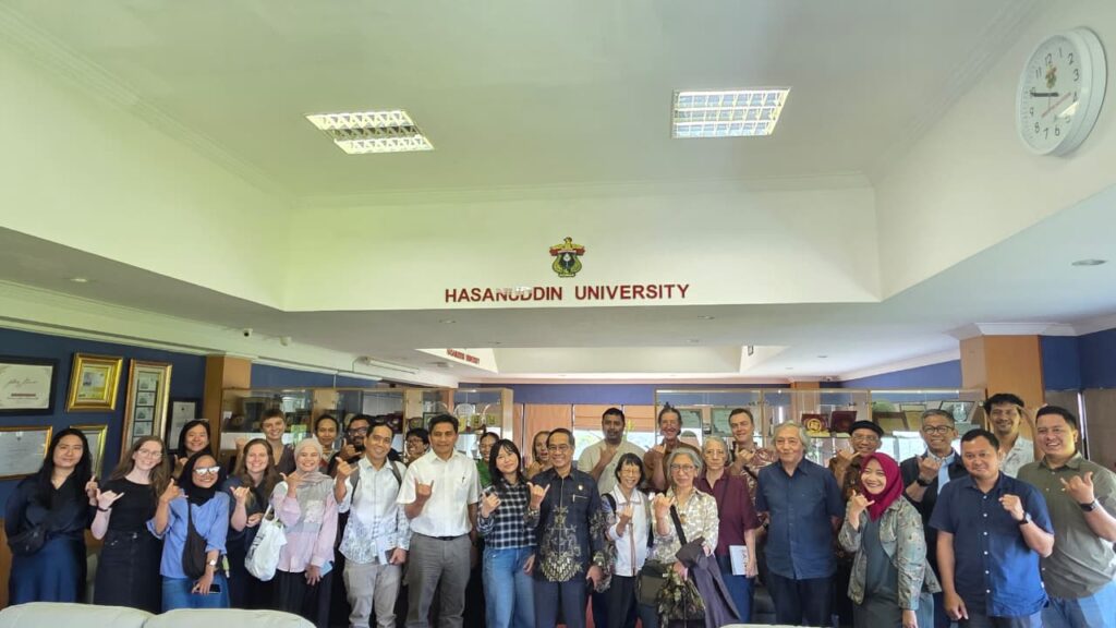 Rombongan berfoto di lobi Universitas Hasanuddin