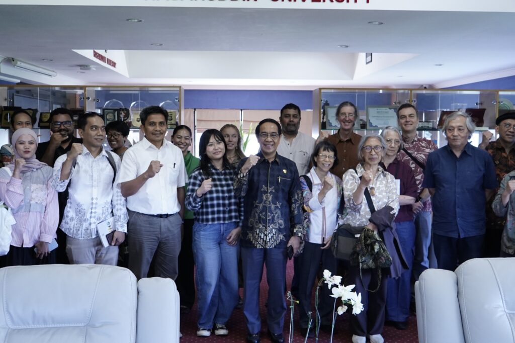 Rombongan tamu berpose bersama di dalam kantor