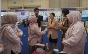 Diskusi di stan pameran dalam acara konferensi