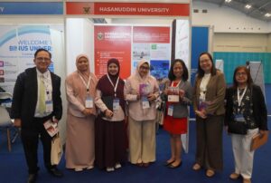 Tim Hasanuddin University di stan pameran pendidikan