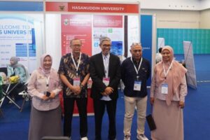 Lima orang di stan Universitas Hasanuddin