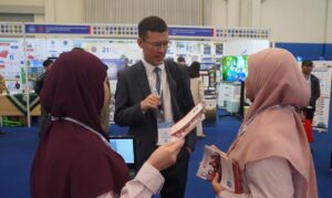 Diskusi di stan pameran pendidikan internasional