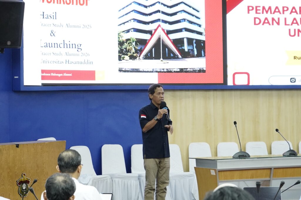 Pembicara memaparkan hasil tracer study alumni