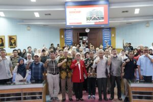Foto bersama peserta workshop di ruang konferensi