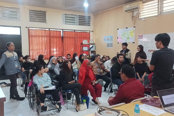 Diskusi kelompok di ruang kelas dengan peserta duduk