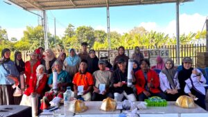 Kelompok warga berfoto dengan alat penyaring air