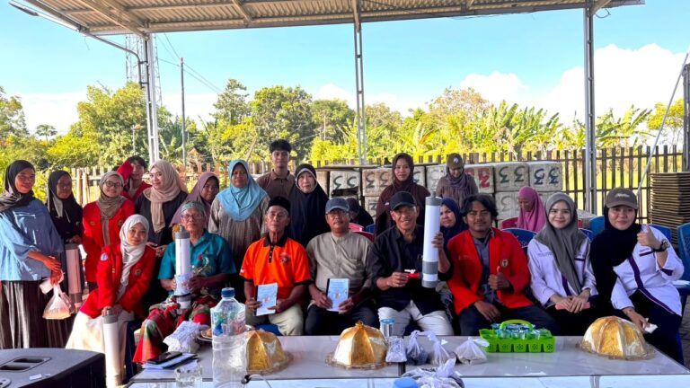 Kelompok warga berfoto dengan alat penyaring air