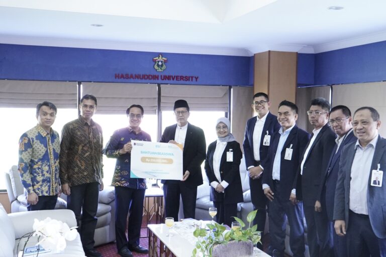 Penyerahan bantuan beasiswa di Universitas Hasanuddin
