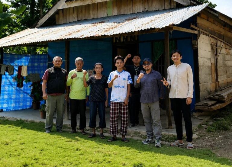 Sekelompok pria di depan rumah kayu sederhana