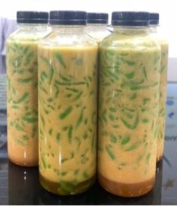 Tiga botol minuman cendol dengan kuah santan