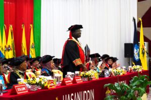 Upacara wisuda universitas dengan profesor berdiri