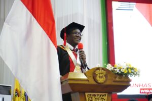 dua guru besar dari nigeria dan amerika serikat ajak lulusan unhas mengubah mimpi menjadi visi (5)