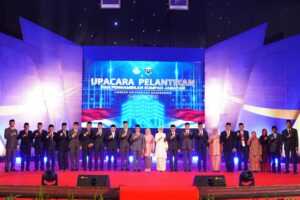 Pejabat berpose di panggung pelantikan universitas