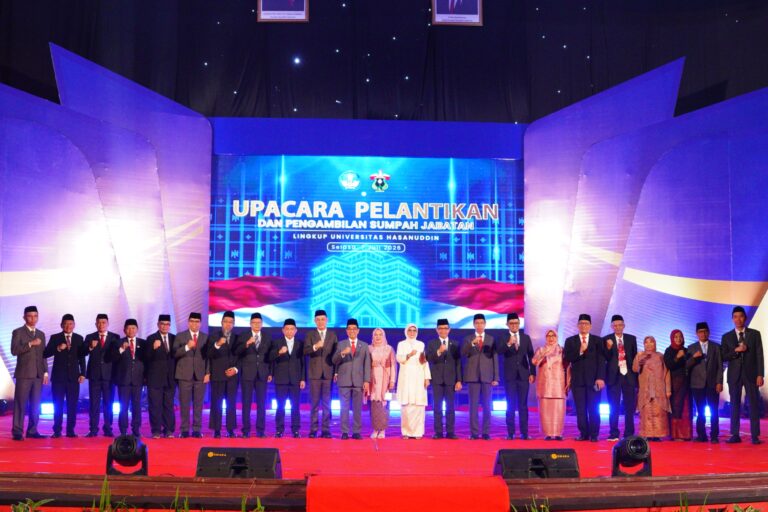 Pejabat berpose di panggung pelantikan universitas