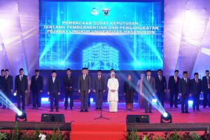 Upacara pelantikan pejabat Universitas Hasanuddin di panggung