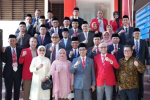 Foto kelompok pejabat berpose dengan kepalan tangan