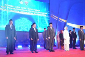 Upacara pelantikan pejabat Universitas Hasanuddin di panggung