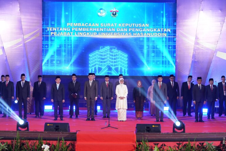 Upacara pelantikan pejabat Universitas Hasanuddin di panggung
