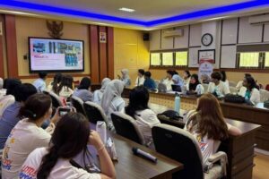 Mahasiswa menyimak presentasi di ruang kelas