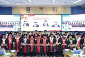 Upacara pengukuhan guru besar di aula universitas