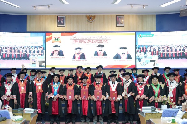 Upacara pengukuhan guru besar di aula universitas