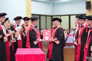 Upacara wisuda doktor dengan penyerahan ijazah