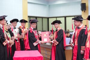 Penyerahan ijazah pada upacara wisuda akademik