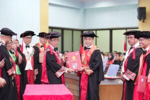 Upacara wisuda dengan penyerahan ijazah resmi